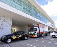 A comunidade portuária de Paranaguá e Antonina arrecadou 125 toneladas alimentos para a campanha Cesta Solidária do Governo do Estado. Em 9 mil cestas básicas são 45 toneladas de arroz, 25 toneladas de açúcar; 9 toneladas de fubá; 9 toneladas de farinha de trigo; 9 toneladas de feijão; 9 toneladas de sal; 4,5 toneladas de macarrão; 4,5 toneladas de farinha de milho; 2.250 quilos de café; 9 mil pacotes de bolacha e 9 mil garrafas de óleo de soja; além de 36 mil rolos de papel higiênico que serão distribuídas
