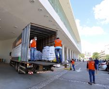 A comunidade portuária de Paranaguá e Antonina arrecadou 125 toneladas alimentos para a campanha Cesta Solidária do Governo do Estado. Em 9 mil cestas básicas são 45 toneladas de arroz, 25 toneladas de açúcar; 9 toneladas de fubá; 9 toneladas de farinha de trigo; 9 toneladas de feijão; 9 toneladas de sal; 4,5 toneladas de macarrão; 4,5 toneladas de farinha de milho; 2.250 quilos de café; 9 mil pacotes de bolacha e 9 mil garrafas de óleo de soja; além de 36 mil rolos de papel higiênico que serão distribuídas