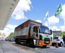 A comunidade portuária de Paranaguá e Antonina arrecadou 125 toneladas alimentos para a campanha Cesta Solidária do Governo do Estado. Em 9 mil cestas básicas são 45 toneladas de arroz, 25 toneladas de açúcar; 9 toneladas de fubá; 9 toneladas de farinha de trigo; 9 toneladas de feijão; 9 toneladas de sal; 4,5 toneladas de macarrão; 4,5 toneladas de farinha de milho; 2.250 quilos de café; 9 mil pacotes de bolacha e 9 mil garrafas de óleo de soja; além de 36 mil rolos de papel higiênico que serão distribuídas