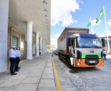 A comunidade portuária de Paranaguá e Antonina arrecadou 125 toneladas alimentos para a campanha Cesta Solidária do Governo do Estado. Em 9 mil cestas básicas são 45 toneladas de arroz, 25 toneladas de açúcar; 9 toneladas de fubá; 9 toneladas de farinha de trigo; 9 toneladas de feijão; 9 toneladas de sal; 4,5 toneladas de macarrão; 4,5 toneladas de farinha de milho; 2.250 quilos de café; 9 mil pacotes de bolacha e 9 mil garrafas de óleo de soja; além de 36 mil rolos de papel higiênico que serão distribuídas