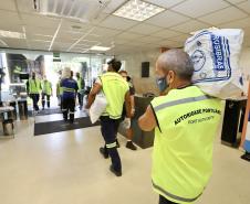 A comunidade portuária de Paranaguá e Antonina arrecadou 125 toneladas alimentos para a campanha Cesta Solidária do Governo do Estado. Em 9 mil cestas básicas são 45 toneladas de arroz, 25 toneladas de açúcar; 9 toneladas de fubá; 9 toneladas de farinha de trigo; 9 toneladas de feijão; 9 toneladas de sal; 4,5 toneladas de macarrão; 4,5 toneladas de farinha de milho; 2.250 quilos de café; 9 mil pacotes de bolacha e 9 mil garrafas de óleo de soja; além de 36 mil rolos de papel higiênico que serão distribuídas