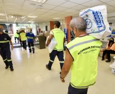 A comunidade portuária de Paranaguá e Antonina arrecadou 125 toneladas alimentos para a campanha Cesta Solidária do Governo do Estado. Em 9 mil cestas básicas são 45 toneladas de arroz, 25 toneladas de açúcar; 9 toneladas de fubá; 9 toneladas de farinha de trigo; 9 toneladas de feijão; 9 toneladas de sal; 4,5 toneladas de macarrão; 4,5 toneladas de farinha de milho; 2.250 quilos de café; 9 mil pacotes de bolacha e 9 mil garrafas de óleo de soja; além de 36 mil rolos de papel higiênico que serão distribuídas