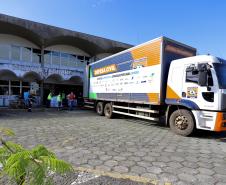 A comunidade portuária de Paranaguá e Antonina arrecadou 125 toneladas alimentos para a campanha Cesta Solidária do Governo do Estado. Em 9 mil cestas básicas são 45 toneladas de arroz, 25 toneladas de açúcar; 9 toneladas de fubá; 9 toneladas de farinha de trigo; 9 toneladas de feijão; 9 toneladas de sal; 4,5 toneladas de macarrão; 4,5 toneladas de farinha de milho; 2.250 quilos de café; 9 mil pacotes de bolacha e 9 mil garrafas de óleo de soja; além de 36 mil rolos de papel higiênico que serão distribuídas