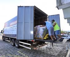 A comunidade portuária de Paranaguá e Antonina arrecadou 125 toneladas alimentos para a campanha Cesta Solidária do Governo do Estado. Em 9 mil cestas básicas são 45 toneladas de arroz, 25 toneladas de açúcar; 9 toneladas de fubá; 9 toneladas de farinha de trigo; 9 toneladas de feijão; 9 toneladas de sal; 4,5 toneladas de macarrão; 4,5 toneladas de farinha de milho; 2.250 quilos de café; 9 mil pacotes de bolacha e 9 mil garrafas de óleo de soja; além de 36 mil rolos de papel higiênico que serão distribuídas