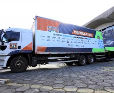 A comunidade portuária de Paranaguá e Antonina arrecadou 125 toneladas alimentos para a campanha Cesta Solidária do Governo do Estado. Em 9 mil cestas básicas são 45 toneladas de arroz, 25 toneladas de açúcar; 9 toneladas de fubá; 9 toneladas de farinha de trigo; 9 toneladas de feijão; 9 toneladas de sal; 4,5 toneladas de macarrão; 4,5 toneladas de farinha de milho; 2.250 quilos de café; 9 mil pacotes de bolacha e 9 mil garrafas de óleo de soja; além de 36 mil rolos de papel higiênico que serão distribuídas