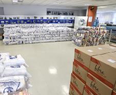 A comunidade portuária de Paranaguá e Antonina arrecadou 125 toneladas alimentos para a campanha Cesta Solidária do Governo do Estado. Em 9 mil cestas básicas são 45 toneladas de arroz, 25 toneladas de açúcar; 9 toneladas de fubá; 9 toneladas de farinha de trigo; 9 toneladas de feijão; 9 toneladas de sal; 4,5 toneladas de macarrão; 4,5 toneladas de farinha de milho; 2.250 quilos de café; 9 mil pacotes de bolacha e 9 mil garrafas de óleo de soja; além de 36 mil rolos de papel higiênico que serão distribuídas