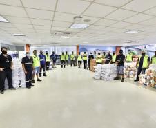 A comunidade portuária de Paranaguá e Antonina arrecadou 125 toneladas alimentos para a campanha Cesta Solidária do Governo do Estado. Em 9 mil cestas básicas são 45 toneladas de arroz, 25 toneladas de açúcar; 9 toneladas de fubá; 9 toneladas de farinha de trigo; 9 toneladas de feijão; 9 toneladas de sal; 4,5 toneladas de macarrão; 4,5 toneladas de farinha de milho; 2.250 quilos de café; 9 mil pacotes de bolacha e 9 mil garrafas de óleo de soja; além de 36 mil rolos de papel higiênico que serão distribuídas