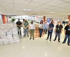 A comunidade portuária de Paranaguá e Antonina arrecadou 125 toneladas alimentos para a campanha Cesta Solidária do Governo do Estado. Em 9 mil cestas básicas são 45 toneladas de arroz, 25 toneladas de açúcar; 9 toneladas de fubá; 9 toneladas de farinha de trigo; 9 toneladas de feijão; 9 toneladas de sal; 4,5 toneladas de macarrão; 4,5 toneladas de farinha de milho; 2.250 quilos de café; 9 mil pacotes de bolacha e 9 mil garrafas de óleo de soja; além de 36 mil rolos de papel higiênico que serão distribuídas