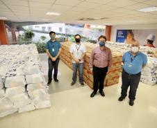 A comunidade portuária de Paranaguá e Antonina arrecadou 125 toneladas alimentos para a campanha Cesta Solidária do Governo do Estado. Em 9 mil cestas básicas são 45 toneladas de arroz, 25 toneladas de açúcar; 9 toneladas de fubá; 9 toneladas de farinha de trigo; 9 toneladas de feijão; 9 toneladas de sal; 4,5 toneladas de macarrão; 4,5 toneladas de farinha de milho; 2.250 quilos de café; 9 mil pacotes de bolacha e 9 mil garrafas de óleo de soja; além de 36 mil rolos de papel higiênico que serão distribuídas