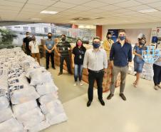 A comunidade portuária de Paranaguá e Antonina arrecadou 125 toneladas alimentos para a campanha Cesta Solidária do Governo do Estado. Em 9 mil cestas básicas são 45 toneladas de arroz, 25 toneladas de açúcar; 9 toneladas de fubá; 9 toneladas de farinha de trigo; 9 toneladas de feijão; 9 toneladas de sal; 4,5 toneladas de macarrão; 4,5 toneladas de farinha de milho; 2.250 quilos de café; 9 mil pacotes de bolacha e 9 mil garrafas de óleo de soja; além de 36 mil rolos de papel higiênico que serão distribuídas