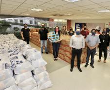 A comunidade portuária de Paranaguá e Antonina arrecadou 125 toneladas alimentos para a campanha Cesta Solidária do Governo do Estado. Em 9 mil cestas básicas são 45 toneladas de arroz, 25 toneladas de açúcar; 9 toneladas de fubá; 9 toneladas de farinha de trigo; 9 toneladas de feijão; 9 toneladas de sal; 4,5 toneladas de macarrão; 4,5 toneladas de farinha de milho; 2.250 quilos de café; 9 mil pacotes de bolacha e 9 mil garrafas de óleo de soja; além de 36 mil rolos de papel higiênico que serão distribuídas