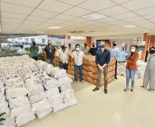 A comunidade portuária de Paranaguá e Antonina arrecadou 125 toneladas alimentos para a campanha Cesta Solidária do Governo do Estado. Em 9 mil cestas básicas são 45 toneladas de arroz, 25 toneladas de açúcar; 9 toneladas de fubá; 9 toneladas de farinha de trigo; 9 toneladas de feijão; 9 toneladas de sal; 4,5 toneladas de macarrão; 4,5 toneladas de farinha de milho; 2.250 quilos de café; 9 mil pacotes de bolacha e 9 mil garrafas de óleo de soja; além de 36 mil rolos de papel higiênico que serão distribuídas