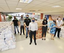 A comunidade portuária de Paranaguá e Antonina arrecadou 125 toneladas alimentos para a campanha Cesta Solidária do Governo do Estado. Em 9 mil cestas básicas são 45 toneladas de arroz, 25 toneladas de açúcar; 9 toneladas de fubá; 9 toneladas de farinha de trigo; 9 toneladas de feijão; 9 toneladas de sal; 4,5 toneladas de macarrão; 4,5 toneladas de farinha de milho; 2.250 quilos de café; 9 mil pacotes de bolacha e 9 mil garrafas de óleo de soja; além de 36 mil rolos de papel higiênico que serão distribuídas
