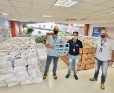 A comunidade portuária de Paranaguá e Antonina arrecadou 125 toneladas alimentos para a campanha Cesta Solidária do Governo do Estado. Em 9 mil cestas básicas são 45 toneladas de arroz, 25 toneladas de açúcar; 9 toneladas de fubá; 9 toneladas de farinha de trigo; 9 toneladas de feijão; 9 toneladas de sal; 4,5 toneladas de macarrão; 4,5 toneladas de farinha de milho; 2.250 quilos de café; 9 mil pacotes de bolacha e 9 mil garrafas de óleo de soja; além de 36 mil rolos de papel higiênico que serão distribuídas