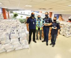 A comunidade portuária de Paranaguá e Antonina arrecadou 125 toneladas alimentos para a campanha Cesta Solidária do Governo do Estado. Em 9 mil cestas básicas são 45 toneladas de arroz, 25 toneladas de açúcar; 9 toneladas de fubá; 9 toneladas de farinha de trigo; 9 toneladas de feijão; 9 toneladas de sal; 4,5 toneladas de macarrão; 4,5 toneladas de farinha de milho; 2.250 quilos de café; 9 mil pacotes de bolacha e 9 mil garrafas de óleo de soja; além de 36 mil rolos de papel higiênico que serão distribuídas