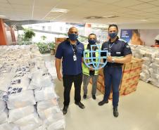 A comunidade portuária de Paranaguá e Antonina arrecadou 125 toneladas alimentos para a campanha Cesta Solidária do Governo do Estado. Em 9 mil cestas básicas são 45 toneladas de arroz, 25 toneladas de açúcar; 9 toneladas de fubá; 9 toneladas de farinha de trigo; 9 toneladas de feijão; 9 toneladas de sal; 4,5 toneladas de macarrão; 4,5 toneladas de farinha de milho; 2.250 quilos de café; 9 mil pacotes de bolacha e 9 mil garrafas de óleo de soja; além de 36 mil rolos de papel higiênico que serão distribuídas