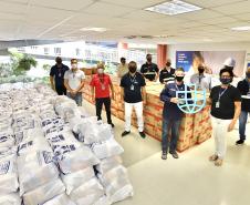 A comunidade portuária de Paranaguá e Antonina arrecadou 125 toneladas alimentos para a campanha Cesta Solidária do Governo do Estado. Em 9 mil cestas básicas são 45 toneladas de arroz, 25 toneladas de açúcar; 9 toneladas de fubá; 9 toneladas de farinha de trigo; 9 toneladas de feijão; 9 toneladas de sal; 4,5 toneladas de macarrão; 4,5 toneladas de farinha de milho; 2.250 quilos de café; 9 mil pacotes de bolacha e 9 mil garrafas de óleo de soja; além de 36 mil rolos de papel higiênico que serão distribuídas