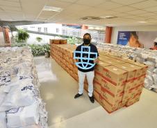 A comunidade portuária de Paranaguá e Antonina arrecadou 125 toneladas alimentos para a campanha Cesta Solidária do Governo do Estado. Em 9 mil cestas básicas são 45 toneladas de arroz, 25 toneladas de açúcar; 9 toneladas de fubá; 9 toneladas de farinha de trigo; 9 toneladas de feijão; 9 toneladas de sal; 4,5 toneladas de macarrão; 4,5 toneladas de farinha de milho; 2.250 quilos de café; 9 mil pacotes de bolacha e 9 mil garrafas de óleo de soja; além de 36 mil rolos de papel higiênico que serão distribuídas