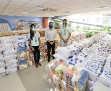 A comunidade portuária de Paranaguá e Antonina arrecadou 125 toneladas alimentos para a campanha Cesta Solidária do Governo do Estado. Em 9 mil cestas básicas são 45 toneladas de arroz, 25 toneladas de açúcar; 9 toneladas de fubá; 9 toneladas de farinha de trigo; 9 toneladas de feijão; 9 toneladas de sal; 4,5 toneladas de macarrão; 4,5 toneladas de farinha de milho; 2.250 quilos de café; 9 mil pacotes de bolacha e 9 mil garrafas de óleo de soja; além de 36 mil rolos de papel higiênico que serão distribuídas