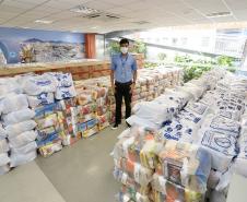 A comunidade portuária de Paranaguá e Antonina arrecadou 125 toneladas alimentos para a campanha Cesta Solidária do Governo do Estado. Em 9 mil cestas básicas são 45 toneladas de arroz, 25 toneladas de açúcar; 9 toneladas de fubá; 9 toneladas de farinha de trigo; 9 toneladas de feijão; 9 toneladas de sal; 4,5 toneladas de macarrão; 4,5 toneladas de farinha de milho; 2.250 quilos de café; 9 mil pacotes de bolacha e 9 mil garrafas de óleo de soja; além de 36 mil rolos de papel higiênico que serão distribuídas