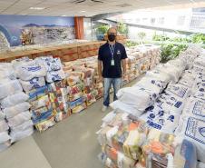 A comunidade portuária de Paranaguá e Antonina arrecadou 125 toneladas alimentos para a campanha Cesta Solidária do Governo do Estado. Em 9 mil cestas básicas são 45 toneladas de arroz, 25 toneladas de açúcar; 9 toneladas de fubá; 9 toneladas de farinha de trigo; 9 toneladas de feijão; 9 toneladas de sal; 4,5 toneladas de macarrão; 4,5 toneladas de farinha de milho; 2.250 quilos de café; 9 mil pacotes de bolacha e 9 mil garrafas de óleo de soja; além de 36 mil rolos de papel higiênico que serão distribuídas