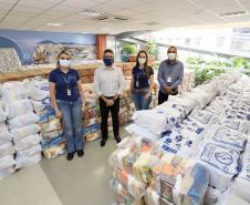 A comunidade portuária de Paranaguá e Antonina arrecadou 125 toneladas alimentos para a campanha Cesta Solidária do Governo do Estado. Em 9 mil cestas básicas são 45 toneladas de arroz, 25 toneladas de açúcar; 9 toneladas de fubá; 9 toneladas de farinha de trigo; 9 toneladas de feijão; 9 toneladas de sal; 4,5 toneladas de macarrão; 4,5 toneladas de farinha de milho; 2.250 quilos de café; 9 mil pacotes de bolacha e 9 mil garrafas de óleo de soja; além de 36 mil rolos de papel higiênico que serão distribuídas