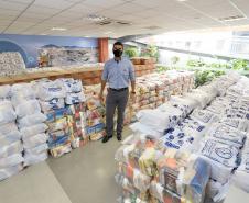 A comunidade portuária de Paranaguá e Antonina arrecadou 125 toneladas alimentos para a campanha Cesta Solidária do Governo do Estado. Em 9 mil cestas básicas são 45 toneladas de arroz, 25 toneladas de açúcar; 9 toneladas de fubá; 9 toneladas de farinha de trigo; 9 toneladas de feijão; 9 toneladas de sal; 4,5 toneladas de macarrão; 4,5 toneladas de farinha de milho; 2.250 quilos de café; 9 mil pacotes de bolacha e 9 mil garrafas de óleo de soja; além de 36 mil rolos de papel higiênico que serão distribuídas