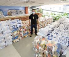 A comunidade portuária de Paranaguá e Antonina arrecadou 125 toneladas alimentos para a campanha Cesta Solidária do Governo do Estado. Em 9 mil cestas básicas são 45 toneladas de arroz, 25 toneladas de açúcar; 9 toneladas de fubá; 9 toneladas de farinha de trigo; 9 toneladas de feijão; 9 toneladas de sal; 4,5 toneladas de macarrão; 4,5 toneladas de farinha de milho; 2.250 quilos de café; 9 mil pacotes de bolacha e 9 mil garrafas de óleo de soja; além de 36 mil rolos de papel higiênico que serão distribuídas