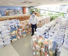 A comunidade portuária de Paranaguá e Antonina arrecadou 125 toneladas alimentos para a campanha Cesta Solidária do Governo do Estado. Em 9 mil cestas básicas são 45 toneladas de arroz, 25 toneladas de açúcar; 9 toneladas de fubá; 9 toneladas de farinha de trigo; 9 toneladas de feijão; 9 toneladas de sal; 4,5 toneladas de macarrão; 4,5 toneladas de farinha de milho; 2.250 quilos de café; 9 mil pacotes de bolacha e 9 mil garrafas de óleo de soja; além de 36 mil rolos de papel higiênico que serão distribuídas