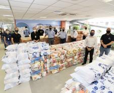 A comunidade portuária de Paranaguá e Antonina arrecadou 125 toneladas alimentos para a campanha Cesta Solidária do Governo do Estado. Em 9 mil cestas básicas são 45 toneladas de arroz, 25 toneladas de açúcar; 9 toneladas de fubá; 9 toneladas de farinha de trigo; 9 toneladas de feijão; 9 toneladas de sal; 4,5 toneladas de macarrão; 4,5 toneladas de farinha de milho; 2.250 quilos de café; 9 mil pacotes de bolacha e 9 mil garrafas de óleo de soja; além de 36 mil rolos de papel higiênico que serão distribuídas