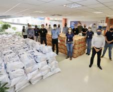 A comunidade portuária de Paranaguá e Antonina arrecadou 125 toneladas alimentos para a campanha Cesta Solidária do Governo do Estado. Em 9 mil cestas básicas são 45 toneladas de arroz, 25 toneladas de açúcar; 9 toneladas de fubá; 9 toneladas de farinha de trigo; 9 toneladas de feijão; 9 toneladas de sal; 4,5 toneladas de macarrão; 4,5 toneladas de farinha de milho; 2.250 quilos de café; 9 mil pacotes de bolacha e 9 mil garrafas de óleo de soja; além de 36 mil rolos de papel higiênico que serão distribuídas