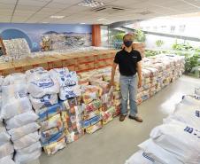 A comunidade portuária de Paranaguá e Antonina arrecadou 125 toneladas alimentos para a campanha Cesta Solidária do Governo do Estado. Em 9 mil cestas básicas são 45 toneladas de arroz, 25 toneladas de açúcar; 9 toneladas de fubá; 9 toneladas de farinha de trigo; 9 toneladas de feijão; 9 toneladas de sal; 4,5 toneladas de macarrão; 4,5 toneladas de farinha de milho; 2.250 quilos de café; 9 mil pacotes de bolacha e 9 mil garrafas de óleo de soja; além de 36 mil rolos de papel higiênico que serão distribuídas