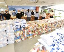 A comunidade portuária de Paranaguá e Antonina arrecadou 125 toneladas alimentos para a campanha Cesta Solidária do Governo do Estado. Em 9 mil cestas básicas são 45 toneladas de arroz, 25 toneladas de açúcar; 9 toneladas de fubá; 9 toneladas de farinha de trigo; 9 toneladas de feijão; 9 toneladas de sal; 4,5 toneladas de macarrão; 4,5 toneladas de farinha de milho; 2.250 quilos de café; 9 mil pacotes de bolacha e 9 mil garrafas de óleo de soja; além de 36 mil rolos de papel higiênico que serão distribuídas