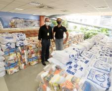 A comunidade portuária de Paranaguá e Antonina arrecadou 125 toneladas alimentos para a campanha Cesta Solidária do Governo do Estado. Em 9 mil cestas básicas são 45 toneladas de arroz, 25 toneladas de açúcar; 9 toneladas de fubá; 9 toneladas de farinha de trigo; 9 toneladas de feijão; 9 toneladas de sal; 4,5 toneladas de macarrão; 4,5 toneladas de farinha de milho; 2.250 quilos de café; 9 mil pacotes de bolacha e 9 mil garrafas de óleo de soja; além de 36 mil rolos de papel higiênico que serão distribuídas