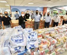 A comunidade portuária de Paranaguá e Antonina arrecadou 125 toneladas alimentos para a campanha Cesta Solidária do Governo do Estado. Em 9 mil cestas básicas são 45 toneladas de arroz, 25 toneladas de açúcar; 9 toneladas de fubá; 9 toneladas de farinha de trigo; 9 toneladas de feijão; 9 toneladas de sal; 4,5 toneladas de macarrão; 4,5 toneladas de farinha de milho; 2.250 quilos de café; 9 mil pacotes de bolacha e 9 mil garrafas de óleo de soja; além de 36 mil rolos de papel higiênico que serão distribuídas