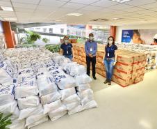 A comunidade portuária de Paranaguá e Antonina arrecadou 125 toneladas alimentos para a campanha Cesta Solidária do Governo do Estado. Em 9 mil cestas básicas são 45 toneladas de arroz, 25 toneladas de açúcar; 9 toneladas de fubá; 9 toneladas de farinha de trigo; 9 toneladas de feijão; 9 toneladas de sal; 4,5 toneladas de macarrão; 4,5 toneladas de farinha de milho; 2.250 quilos de café; 9 mil pacotes de bolacha e 9 mil garrafas de óleo de soja; além de 36 mil rolos de papel higiênico que serão distribuídas