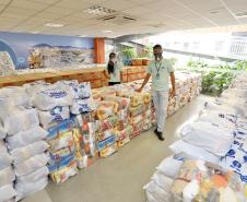 A comunidade portuária de Paranaguá e Antonina arrecadou 125 toneladas alimentos para a campanha Cesta Solidária do Governo do Estado. Em 9 mil cestas básicas são 45 toneladas de arroz, 25 toneladas de açúcar; 9 toneladas de fubá; 9 toneladas de farinha de trigo; 9 toneladas de feijão; 9 toneladas de sal; 4,5 toneladas de macarrão; 4,5 toneladas de farinha de milho; 2.250 quilos de café; 9 mil pacotes de bolacha e 9 mil garrafas de óleo de soja; além de 36 mil rolos de papel higiênico que serão distribuídas