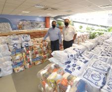 A comunidade portuária de Paranaguá e Antonina arrecadou 125 toneladas alimentos para a campanha Cesta Solidária do Governo do Estado. Em 9 mil cestas básicas são 45 toneladas de arroz, 25 toneladas de açúcar; 9 toneladas de fubá; 9 toneladas de farinha de trigo; 9 toneladas de feijão; 9 toneladas de sal; 4,5 toneladas de macarrão; 4,5 toneladas de farinha de milho; 2.250 quilos de café; 9 mil pacotes de bolacha e 9 mil garrafas de óleo de soja; além de 36 mil rolos de papel higiênico que serão distribuídas