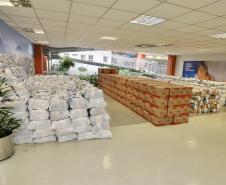 A comunidade portuária de Paranaguá e Antonina arrecadou 125 toneladas alimentos para a campanha Cesta Solidária do Governo do Estado. Em 9 mil cestas básicas são 45 toneladas de arroz, 25 toneladas de açúcar; 9 toneladas de fubá; 9 toneladas de farinha de trigo; 9 toneladas de feijão; 9 toneladas de sal; 4,5 toneladas de macarrão; 4,5 toneladas de farinha de milho; 2.250 quilos de café; 9 mil pacotes de bolacha e 9 mil garrafas de óleo de soja; além de 36 mil rolos de papel higiênico que serão distribuídas