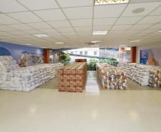 A comunidade portuária de Paranaguá e Antonina arrecadou 125 toneladas alimentos para a campanha Cesta Solidária do Governo do Estado. Em 9 mil cestas básicas são 45 toneladas de arroz, 25 toneladas de açúcar; 9 toneladas de fubá; 9 toneladas de farinha de trigo; 9 toneladas de feijão; 9 toneladas de sal; 4,5 toneladas de macarrão; 4,5 toneladas de farinha de milho; 2.250 quilos de café; 9 mil pacotes de bolacha e 9 mil garrafas de óleo de soja; além de 36 mil rolos de papel higiênico que serão distribuídas