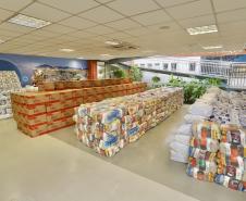 A comunidade portuária de Paranaguá e Antonina arrecadou 125 toneladas alimentos para a campanha Cesta Solidária do Governo do Estado. Em 9 mil cestas básicas são 45 toneladas de arroz, 25 toneladas de açúcar; 9 toneladas de fubá; 9 toneladas de farinha de trigo; 9 toneladas de feijão; 9 toneladas de sal; 4,5 toneladas de macarrão; 4,5 toneladas de farinha de milho; 2.250 quilos de café; 9 mil pacotes de bolacha e 9 mil garrafas de óleo de soja; além de 36 mil rolos de papel higiênico que serão distribuídas