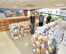 A comunidade portuária de Paranaguá e Antonina arrecadou 125 toneladas alimentos para a campanha Cesta Solidária do Governo do Estado. Em 9 mil cestas básicas são 45 toneladas de arroz, 25 toneladas de açúcar; 9 toneladas de fubá; 9 toneladas de farinha de trigo; 9 toneladas de feijão; 9 toneladas de sal; 4,5 toneladas de macarrão; 4,5 toneladas de farinha de milho; 2.250 quilos de café; 9 mil pacotes de bolacha e 9 mil garrafas de óleo de soja; além de 36 mil rolos de papel higiênico que serão distribuídas
