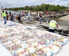 Alimentos arrecadados são distribuídos através da Coordenadoria Estadual da Defesa Civil, com o apoio da Portos do Paraná, que ajuda em parte das entregas nos lugares mais remotos, chegando às ilhas e locais mais isolados.