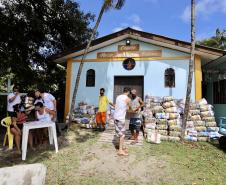 Alimentos arrecadados são distribuídos através da Coordenadoria Estadual da Defesa Civil, com o apoio da Portos do Paraná, que ajuda em parte das entregas nos lugares mais remotos, chegando às ilhas e locais mais isolados.