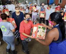 Recicladores ganharam cestas de Natal enquanto filhos ganharam brinquedos.