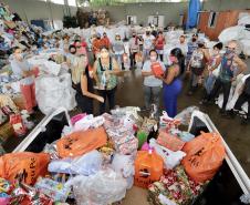 Recicladores ganharam cestas de Natal enquanto filhos ganharam brinquedos.