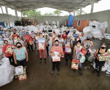 Recicladores ganharam cestas de Natal enquanto filhos ganharam brinquedos.