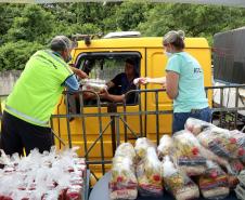 Caminhoneiros ganharam kit de alimentos quando os restaurantes das estradas estavam fechados.
