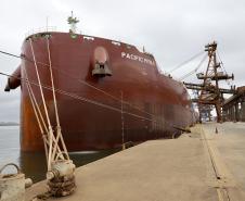 Mais um grande navio graneleiro atraca no Corredor de Exportação do Porto de Paranaguá para receber uma carga recorde de farelo de soja. O Pacific Myra, com 292 metros de comprimento (loa) e 45 metros de largura (boca), atracou no berço 214, no último final de semana, e segue carregando. A embarcação vai levar, para a Holanda, 108.577 mil toneladas do produto. 