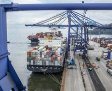 Foram 95.633 TEUs (unidades de contêineres de 20 pés) importados e exportados em março. O número representa um crescimento de 24% quando comparado ao mesmo mês de 2020. Recorde anterior havia sido registrado em novembro de 2020, com 94.406 TEUs. 